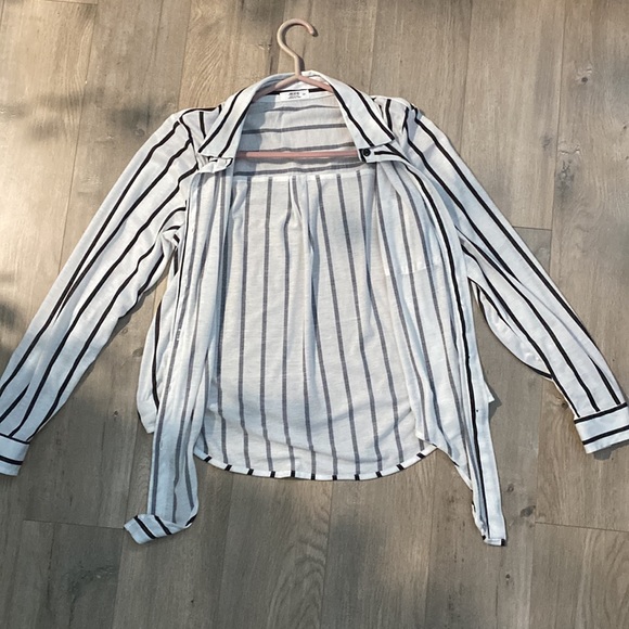 Ardene long sleeve button up size small in ardenes (xs) - Picture 2 of 3